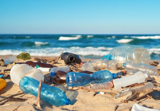 Η ΕΕ καλεί για παγκόσμια απαγόρευση σε ορισμένα πλαστικά προϊόντα στον αγώνα κατά της ρύπανσης.